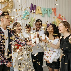 Groep vrienden met confetti